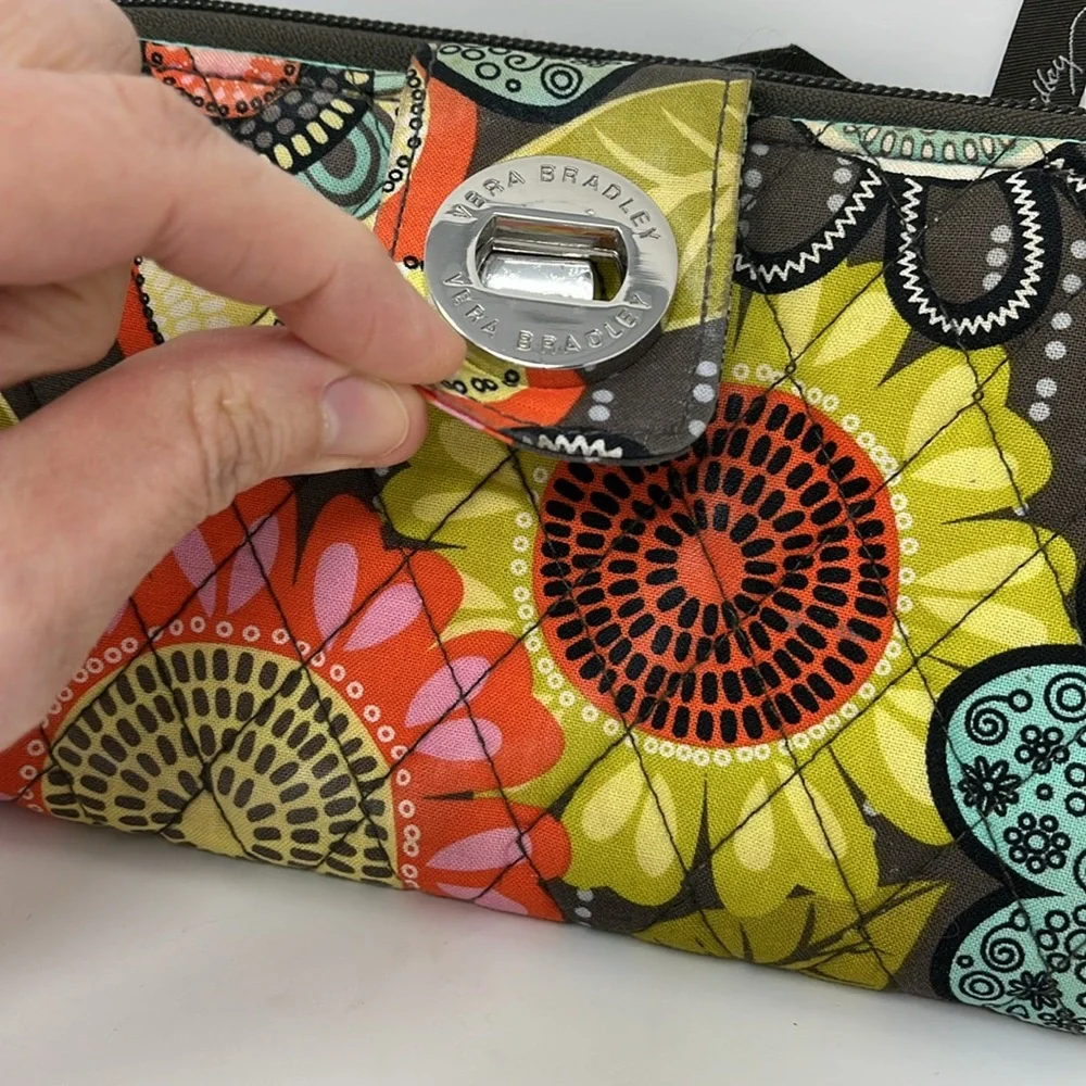 VERA BRADLEY FLOWER SHOWER LARGE QUILTED TWIST LOCK AND ZIP AROUND WALLET - Picture 7 of 16